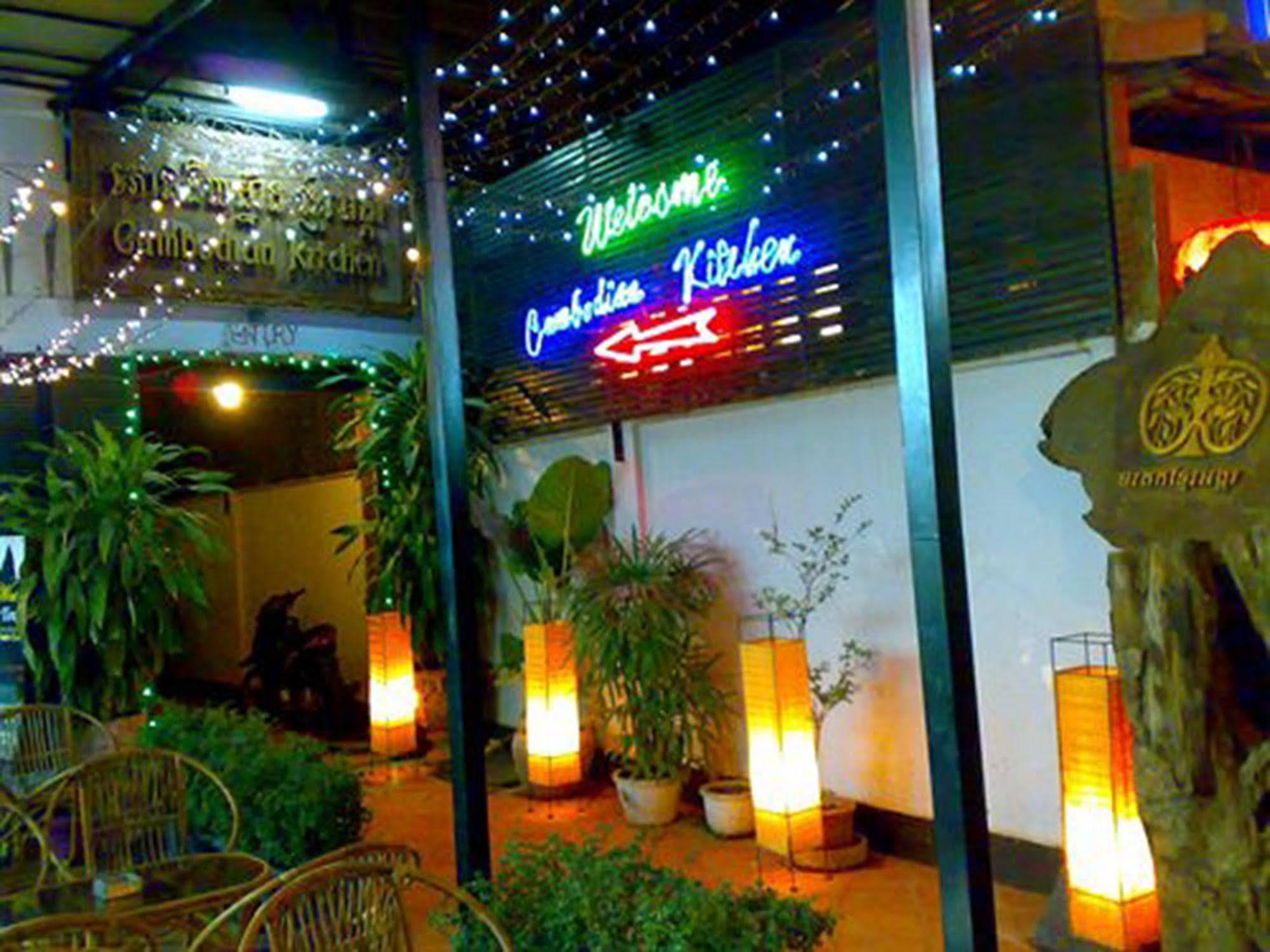 Route 66 Music Restaurant & Hostel Siem Reap Exterior photo